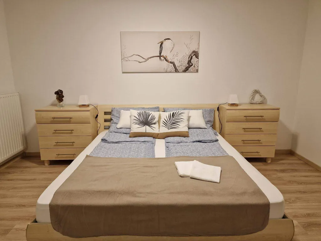 Alagsori szoba francia ágy éjjeli szekrénnyel