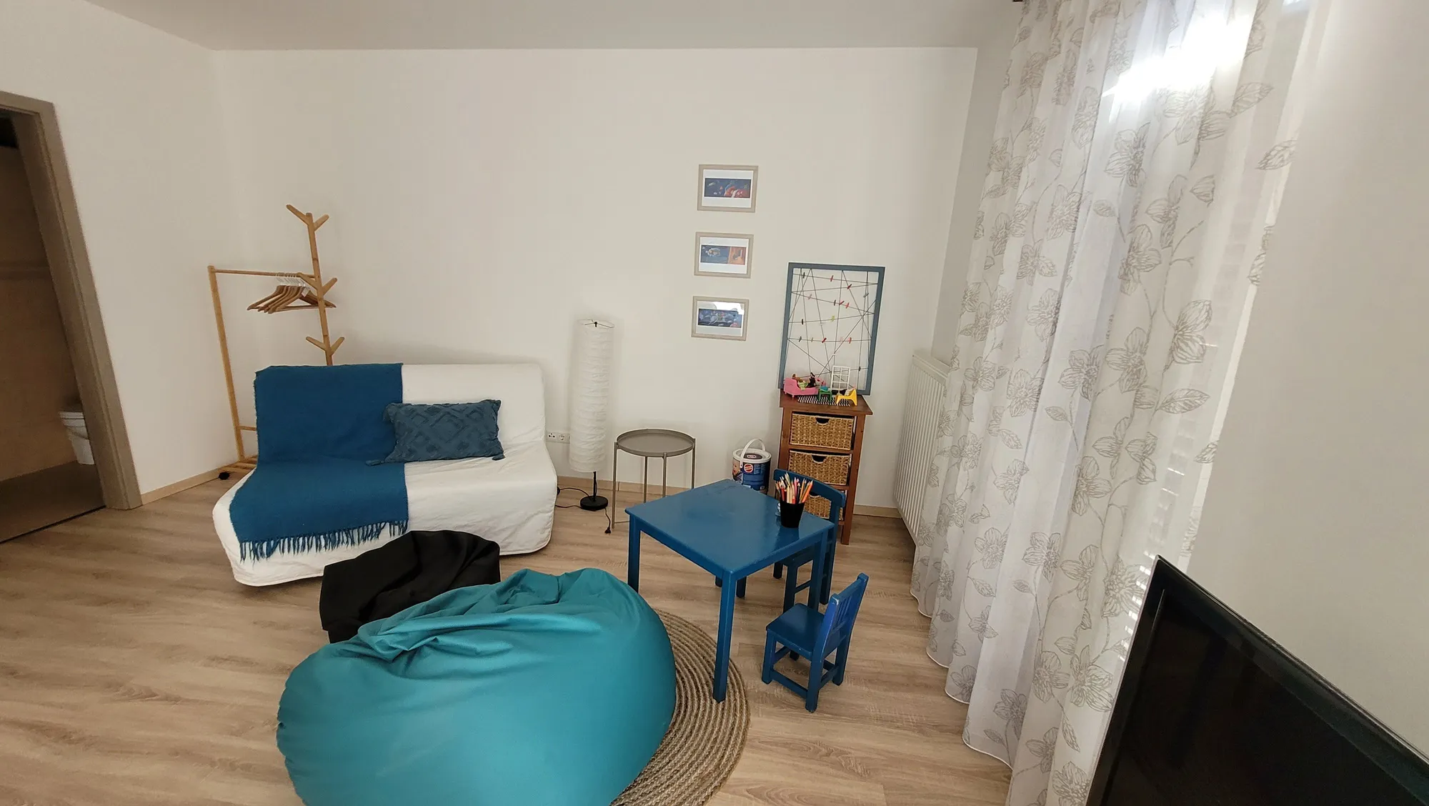 Alagsori szoba kanapé, babzsák és egy kis asztal