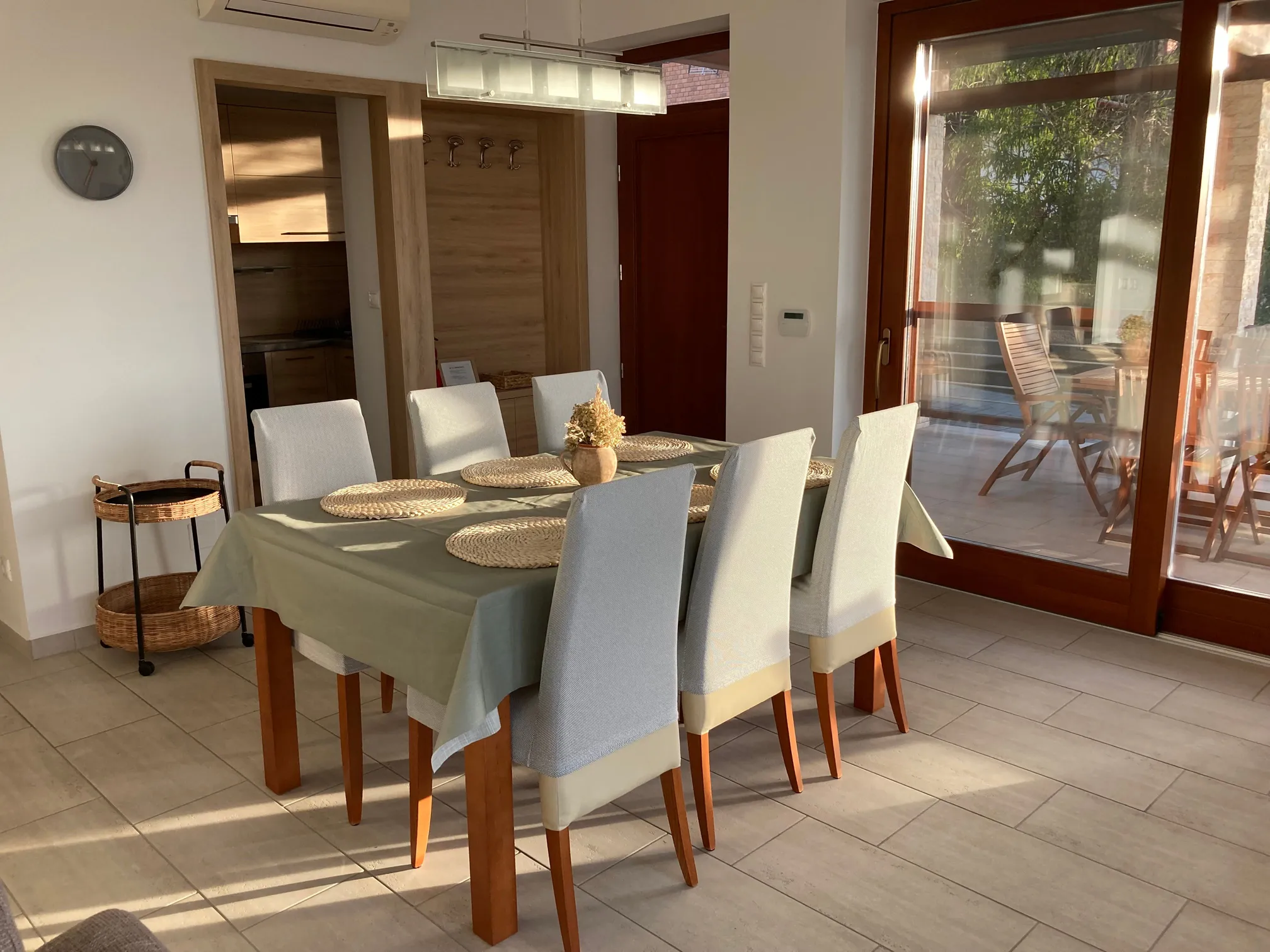 Étkező asztal teljes valójában