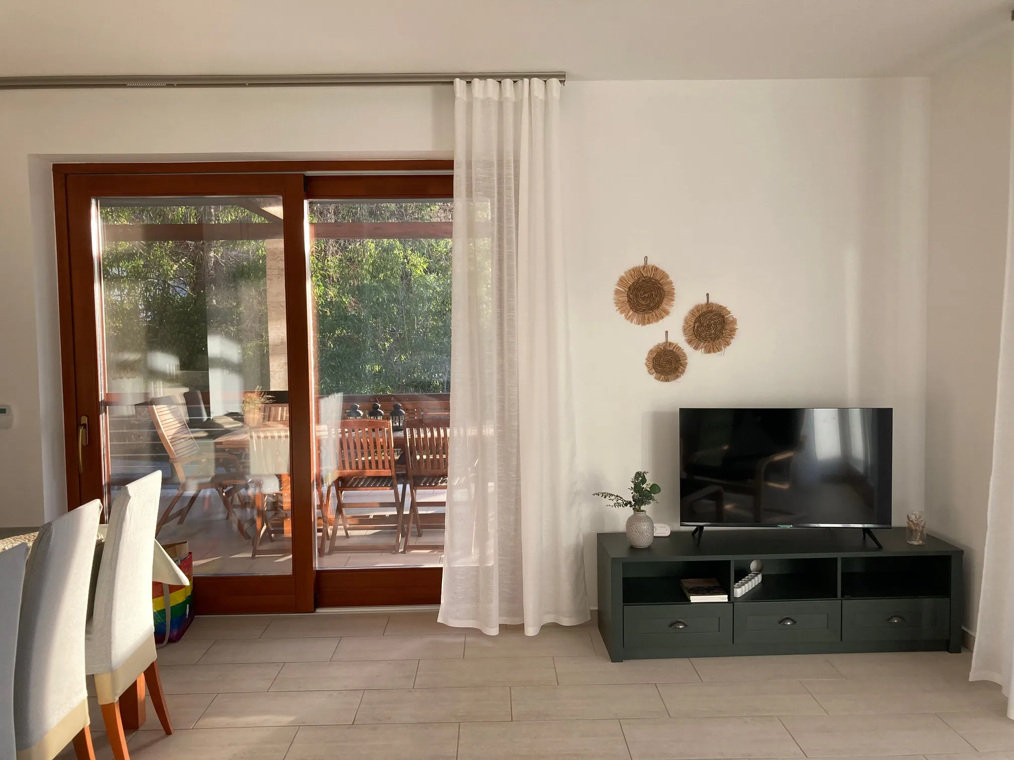 Nappali televízióval és terasz ajtó