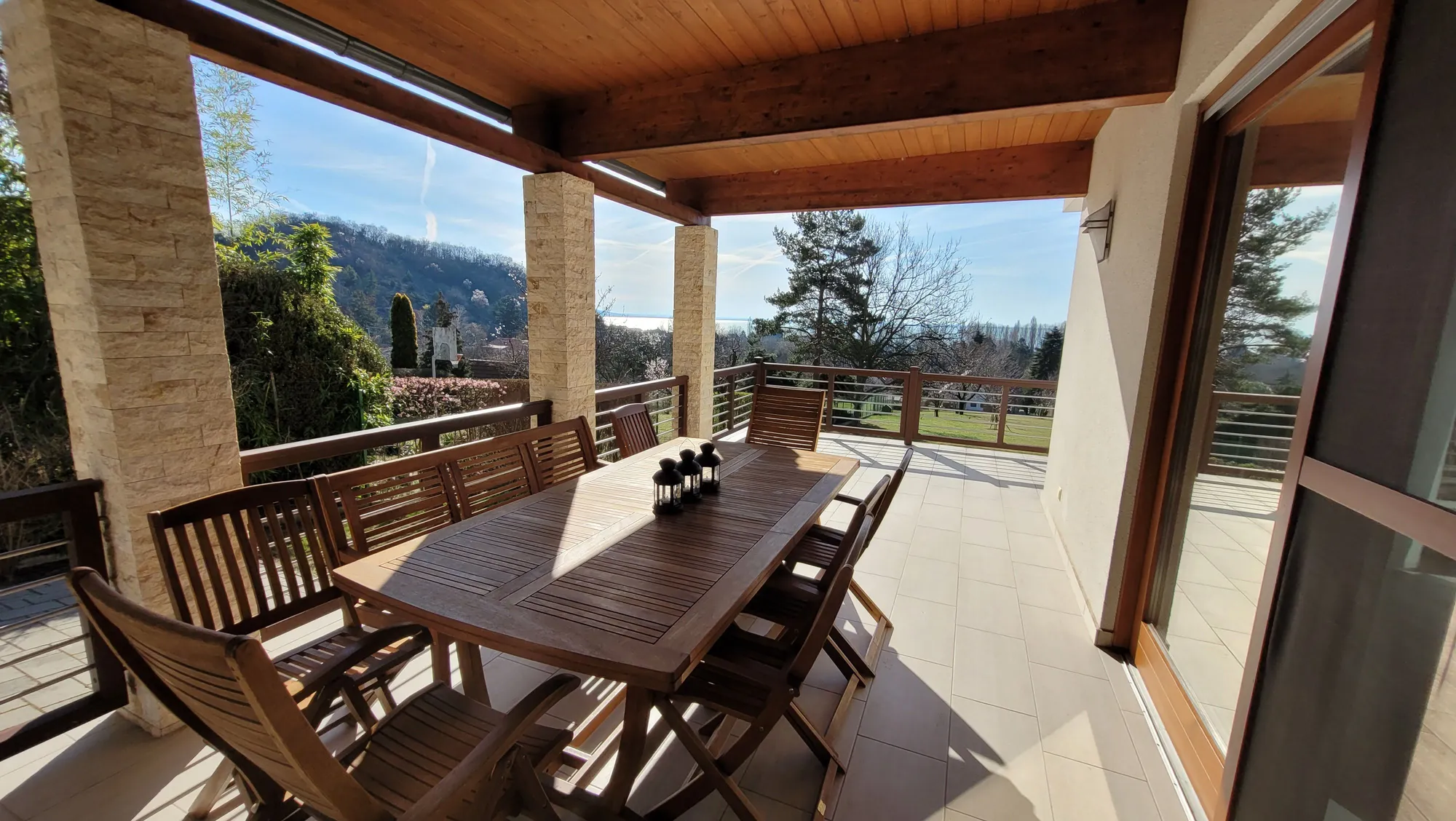 A Balatonra tekintő hatalmas terasz