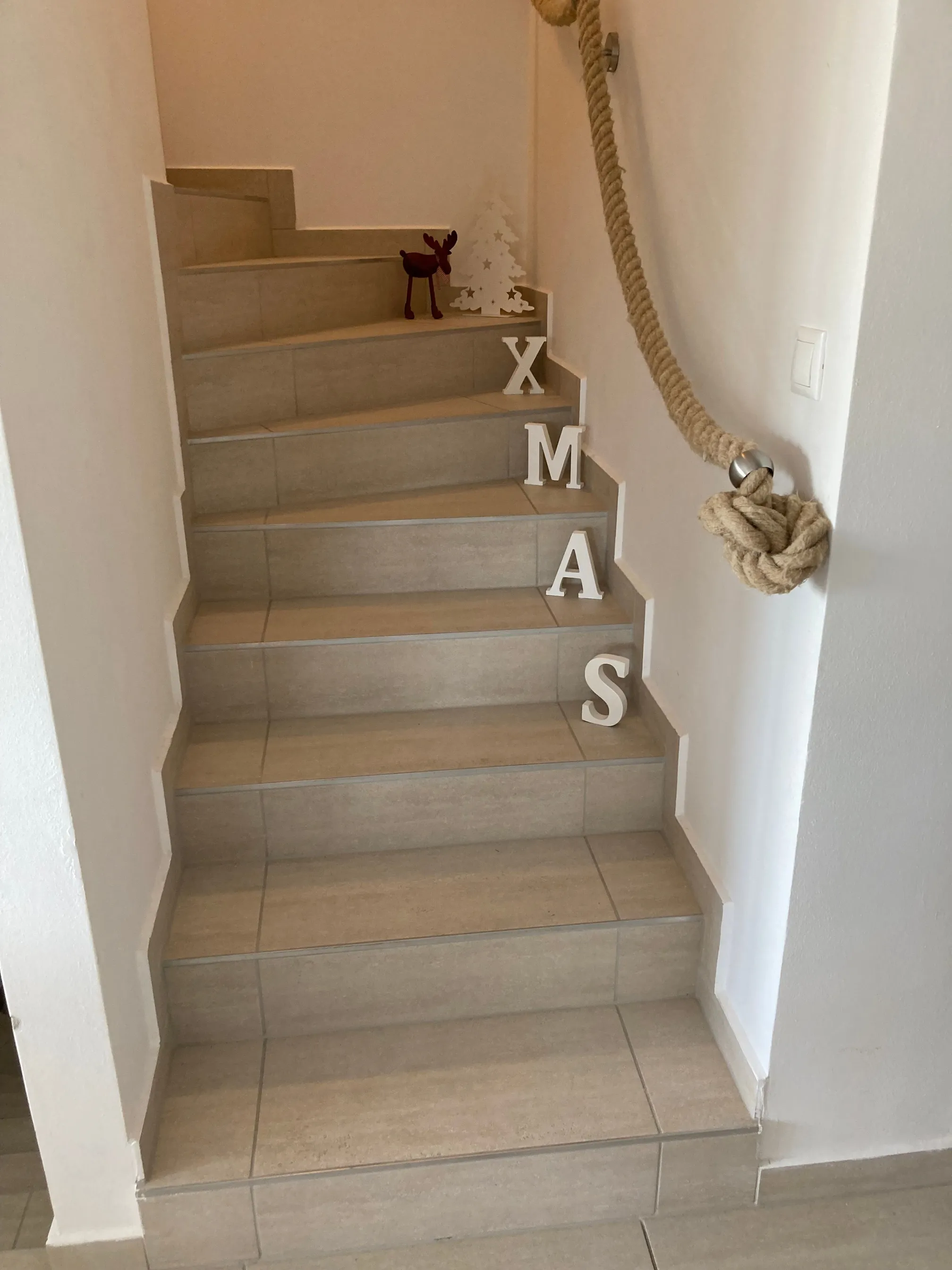Emeletre vezető lépcső karácsonyi díszítéssel