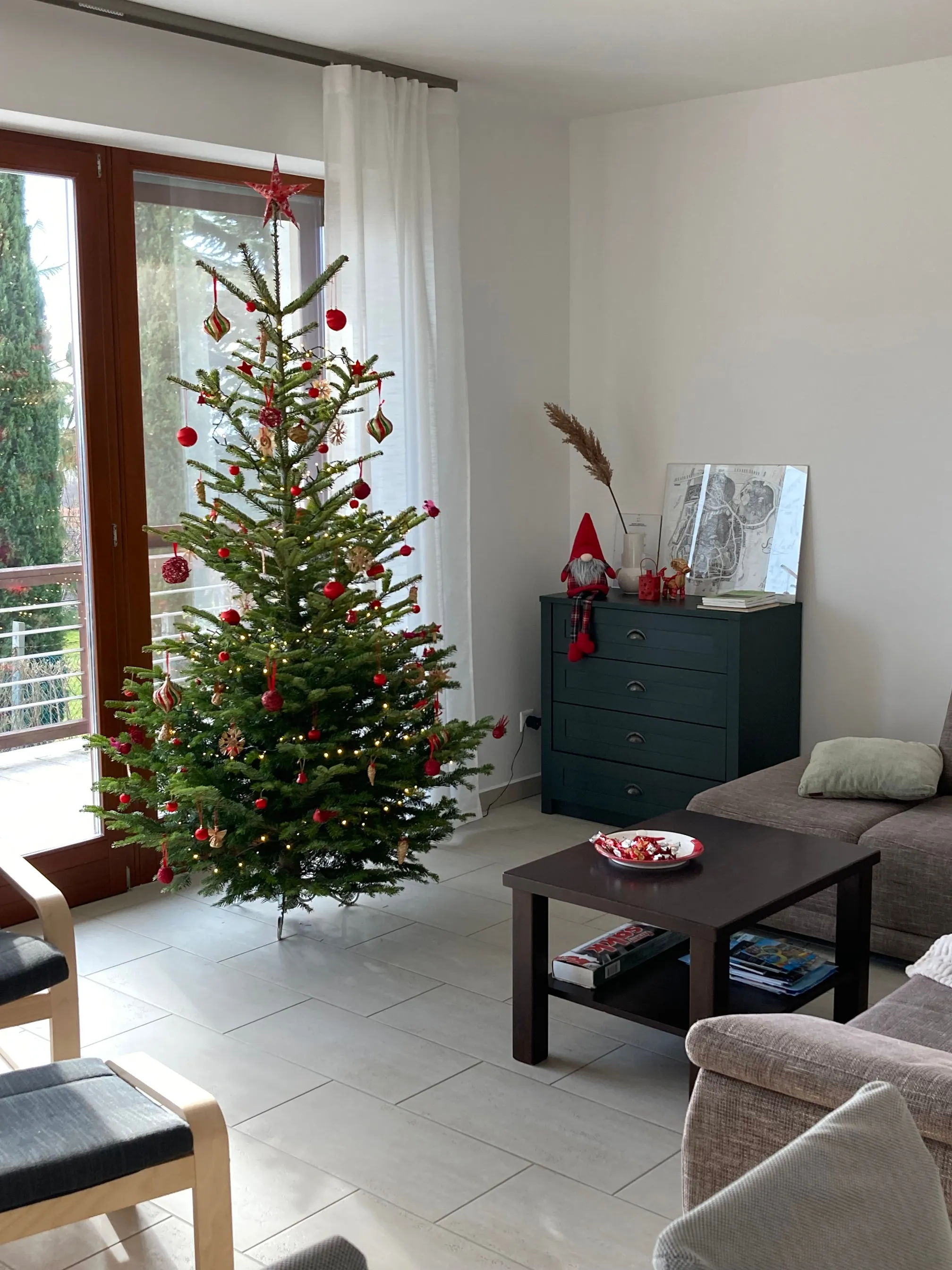 Nappali karácsonyfával