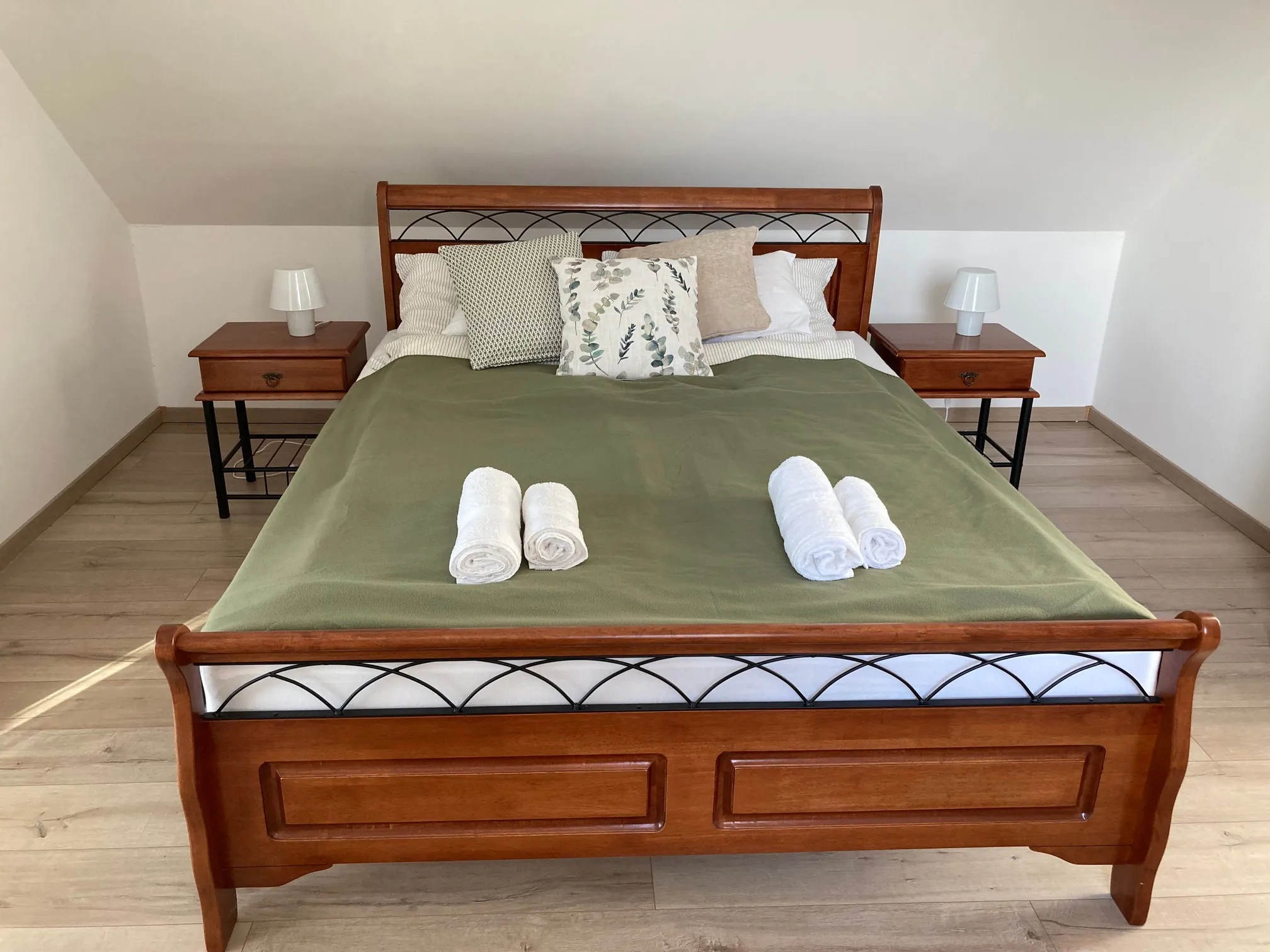 1. Tetőtéri szoba francia ágy